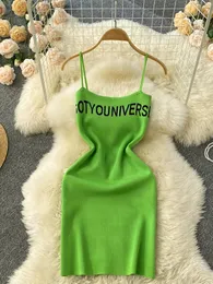 2024 Green Summer Letter Print Cami Dress Casual ärmlös Bodycon Spaghetti Dress Womens Kläddräkter Kort sundress 240415