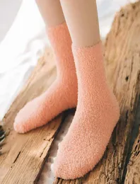 レディースフルフィーソックスソリッドカラー女性ファジーソックス冬の靴下暖かい靴