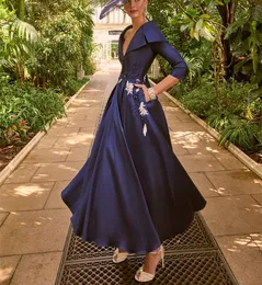 Elegant Short Navy Blue Satin Mother of the Bride Dresses With Pockets A-Line spets V-ringning Ankellängd Godmother klänningar Formell festklänning för kvinnor