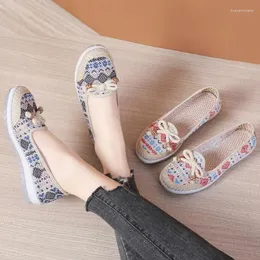 Casual Shoes Summer Old Peking Tyg Kvinnor Soft Sole Mother Breattable Hollow medelålders äldre sandaler Mormor