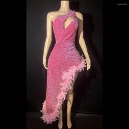 Stage desgaste de lantejoulas brilhantes noturno baile comemore vestido de aniversário sexy um ombro penas para mulheres trajes de desempenho