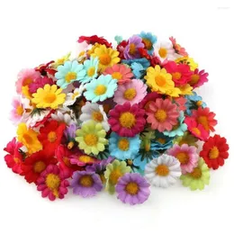 Kwiaty dekoracyjne 100pcs stokrotka sztuczne głowice kwiatowe masowe jedwabne 4 cm wielokolorowe mini mini głowa przyjęcie ślubne dekoracja domu