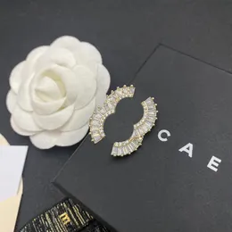 Tasarımcılar Klasik Altın Kaplamalı Broş Minimalist Tarz Moda Cazibesi Yüksek kaliteli broş kızlar için romantik aşk hediye butik broş ile kutu butik hediye