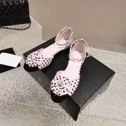 Xiaoxiangfeng Mountain Camellia Dot splikowane oryginalne buty na niskim obcasie do damskiej wczesnej wiosny 2024 Nowe sandały z lakieru One Line Lakier