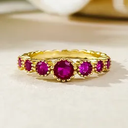 Pierścienie klastra S925 Srebrny czerwony szafir cienki pierścień Modna spersonalizowana z drobnoziarnistym diamentowym zimnym wiatrem na Instagram