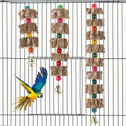 Andere Vogelversorgungen S/M/L -Spielzeug für Papageienkauen kauen Biss Hängende Käfigdekoration Schnabel mahlen farbenfrohe Holzspielzeug mit Glockenvögeln