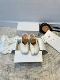 Os novos sapatos de balé plissado de Tabi apresentam um design plissado de meia cinta com um pequeno material de pele de ovelha e uma abertura do dedo em forma de V em V