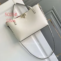 Tote vallentinos Rivet grandi boll designer borse con fibbia Nuovo Vlogo Tote Lock Woman Capace Women 2024 Trendy Rock Versatile Spalla Crossbody by4s