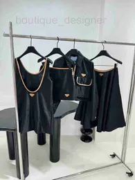Двух кусочков дизайнер платьев 2024 Новая модная сафари карманы в стиле Свободная уличная одежда Женщины отворотная линия с длинным рукавом.