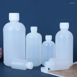 زجاجات تخزين 200-1000 مل زجاجة مياه بلاستيكية مع مقياس نصف شفاف أخذ العينات PE متخرجات صغيرة الفم مذيب سائل التعبئة مذيب