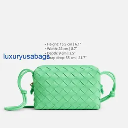 Womens Loop Camera Bag Botegaveneta kleine Intrecciato Leder Kreuzkörperbeutel Höhe 15,5 cm Breite 22 cm Tiefe 9 cm Riemen Drop 55 cm U986