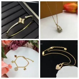 ネックレス新しいファッショントップホットセラーハイト品質デザイナーDainty Gold Necklace Classic Design Women Bracelet Sets Heart Lock Love Pendant