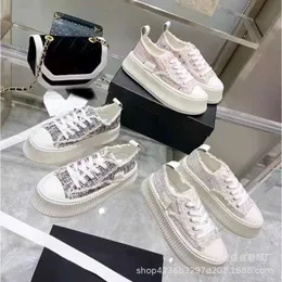 24SS Tasarımcı Chanells Ayakkabı Küçük Kokulu Rüzgar Kalın Sole Casual Tuval Ayakkabıları Kadınlar İçin Dört Seasons Yeni Çok Yönlü Matsuke Küçük Beyaz Yükseltme Bisküvi Kance
