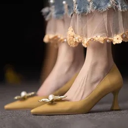 Calzature estive da donna con scarpe giallo tallone per donne 2023 pompa tacchi alti puntati di punta perla in vendita allo sconto tacco