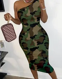 Lässige Kleider Sommer Frauen Mode dünne Nacht Out Camouflage Print Ausschnitt One Schulterdesign weibliche Mid-Calf Bodycon-Kleid