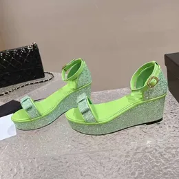 Clipe de couro genuíno em sandálias para as mulheres vestirem no verão, 2024. Saltos grossos de salto alto, moda uma linha com lantejoulas, sapatos versáteis