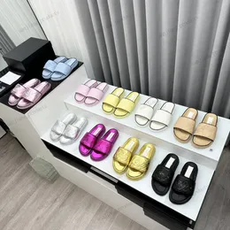 Paris 2024 Ny lyxdesigner Kvinnor Sandaler Plaid quiltad Matelasse Broderi Logo Casual Women Flat Slippers Summer Beach Platform Slides Macaron Sandalias C C