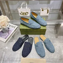 Ljusblå denim platt mule toffel lyxskor skor kvinnor glida sandal hästbit loafer halv tofflor bokstav broderad randig lätt att bära slip-on skor