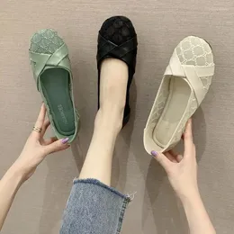 Casual skor sommar kvinnor platt mjuka loafers kvinnliga balettlägenheter söt klippa ut mocka slip på mockasiner andningsbara damer skor
