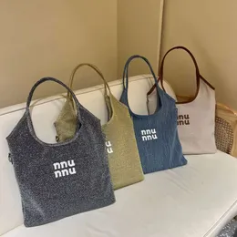 Mui Mui Bag Tote Limited Tote Underarm Bag Cowhide Lightweight Shopping Bag Single Shoulder stor kapacitet Pendling av fast färg Womens Bag Miui Bag Canvas 1484