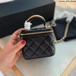 حقائب الشفاه Crossbody Women مع مقبض معدني 2024NEW Classic Designer Mini Portable Box Cosmetic Lipstick Bag Sheepeskin Wanity Case حقائب اليد مع المرآة