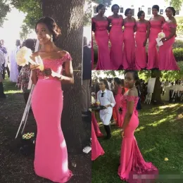 2024 Hot Sale Fuchsia Bridesmaid Dresses Black Girl Lace Applique Off the Shoulder Capped Hidees Pärled Mermaid Maid of Honor Gown