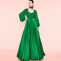 Vestidos de festa vestido de seda plissado vestido de cetim quadrado verde dobras uma linha de linha de manga longa vestido de manga longa vestida personalizada para mulheres