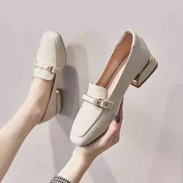 Schuhe für Frau 2024 Schwarze Frauen Sommerschuhe normale Leder lässige Quadratzer -Absätze niedrige Fersen elegante Slipper Mode y2k a