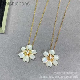 Lüks Üst Sınıf Vancelfe Marka Tasarımcı Kolye Noel Çiçek Kolyesi Büyük Kardeş Stil Beyaz Fritillaria Yüksek Kaliteli Jeweliry Hediye