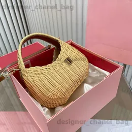 Totes Primavera e verão Novo hobo woven saco de grama tricotada bolsa emendada para lua nova feminina saco de ombro único crossbody saco de cultivo t240416