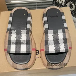 A marca de luxo desliza sapatos planos para homens decorados com estampas xadrez vintage vintage férias de férias de praia de praia