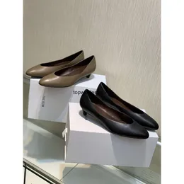 A LOW Sapatos femininos de bomba de amêndoa de alta qualidade genuína de alta qualidade real 40mm de 40 mm de salto embrulhado em calfs de bezerro europeu tamanho 35-39