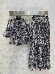 Zweiteilige Kleiderdesignerin Luxusmarke Frauen Mode-Set kurzärmeliger Ladel-Button-Ladies-Shirt-Tops und hoher Taille Elegant A-Line Long Rock Tracksuit
