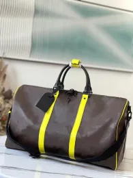 Tasarımcılar Duffel Torbalar 45cm 50cm 55cm Lüks Büyük Kapasiteli Seyahat Satışı Yüksek Kaliteli Kadın Erkekler Gerçek Deri Omuz Moda Çantası Kilit Head-02 ile Perçinleri Taşıma