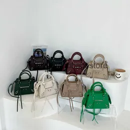 Bolsas de ombro sacas sacas de textura Bolsa de mão para mulheres 2024 Novo crossbody de um ombro com motocicleta de rebite h240417