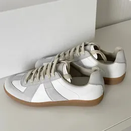 Sommar sneaker läder män kvinnor hög kvalitet casual skor gå gåva vandring mode lyx designer platt run sko svart vit tennis spår utomhus basket tränare