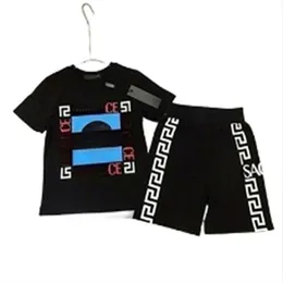 男の子と女の子のデザイナー服の幼児服セット夏のベビーショートスリーブTシャツショーツ2子供服スポーツウェアC1