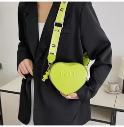 Designer Frühling neuer klassischer klassischer farbenfroher Handheld Love Bag Mode beliebte Buchstabe Herzgeformte One Schulter Frauenbeutel