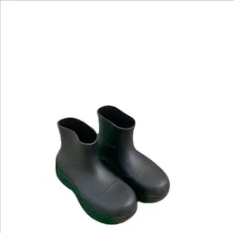 2022 Новая модная лужа женская дизайнерская короткие ботинки Легкие водонепроницаемые повседневные туфли подлинная резина Негабаритная подошва различные цвета BOO4711649