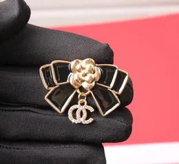 Słynna marka designerska luksurys desinger broszka kobiety bowknot camellia literowe broszki garnituru pin moda biżuteria dekoracja dekoracja najwyższej jakości akcesoria Prezenty