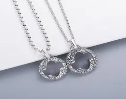 Europa America Retro Männer Frauen Frauen Cupronickel Silber verteilte langkette Halskette mit graviertem G -Initialen Muster Pendan5706656