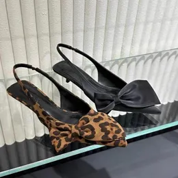 Casual skor sexig leopard båge kvinnor pekade tå sandaler sommar slingback tofflor 2024 klänning låga klackar flip flops pumpar femme bilder