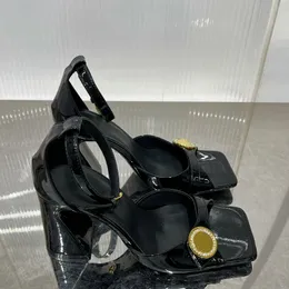 디자이너 샌들 럭셔리 여성의 하이힐 샌들 Ver Sac Silk Sandals 패션 슬리퍼 두꺼운 발 뒤꿈치 9.5cm 광장 발가락 열린 발가락 샌들 금속 버클