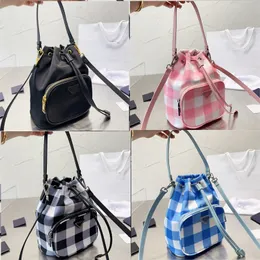 Drawstring Bag Deri Naylon Tuval Kova Çantası Tasarımcılar Çanta Lüks Crossbody Çantalar Ünlü Çanta Moda Elmas Çantası Kadınlar için 23x19cm
