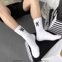 Herren- und Frauen -Baumwollsocken Klassische Buchstaben Atmungsaktives Fußball -Basketball Sport Frauen Kanada Männer 100% Bio -Sportsocken Schwarz und Weiß 4 Paare