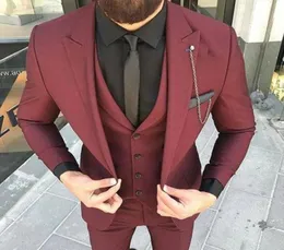 2018 Wine Red Mens Wedding Suits Slim Fit Groom Tuxedos Peaked Lapel Men Blazers Jacket 3 قطع العريس PROM7299798