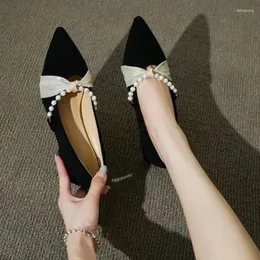 Buty zwykłe damskie 2024 Pearl Designer Bow Trime Niski pięta pompa z koralikami sukienka spiczasta łódź palca wygodna vintage podstawowe style mody