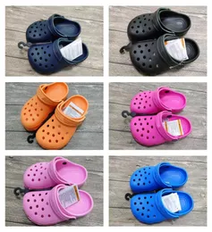 Designer classici sandali bambini bambini chiodi blu rosa ragazze con fibbia con fibbie croos scivolate bambini piccoli neonati di scarpe da spiaggia all'aperto bianco impermeabile 7165884