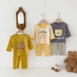 2023 Bahar Çocuklar Bebek Homewear Set Sevimli Karikatür Saf Pamuk Uzun Kollu Üst Pantolon Çocuk iç çamaşırı pijamaları 2pcs 010Y 240410