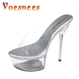 Slippers Voesnees Summer 2024 Sapatos sexy de salto alto feminino transparente Cristal Fine Greotned Walk com Model Women